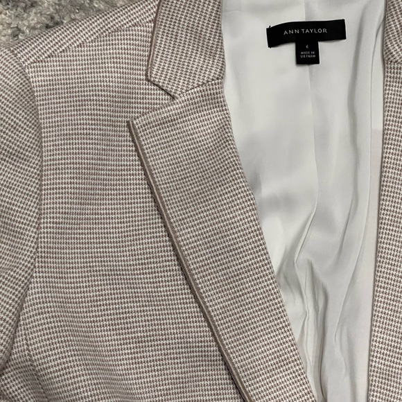 Ann Taylor white and tan micro houndstooth pattern classic blazer - Picture 4 of 8